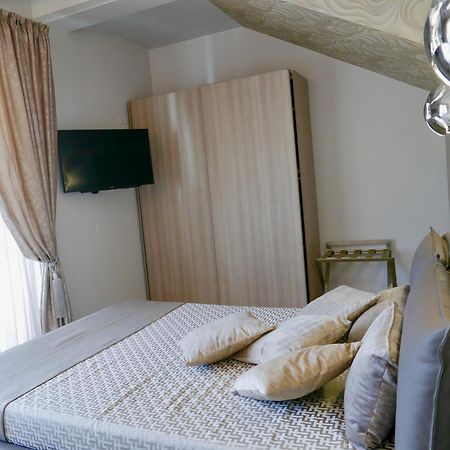 Phoenix Garda Hills Sirmione Exterior foto