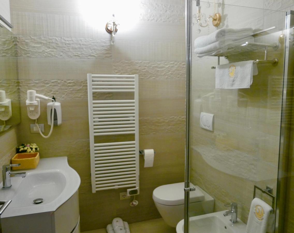 Phoenix Garda Hills Sirmione Exterior foto